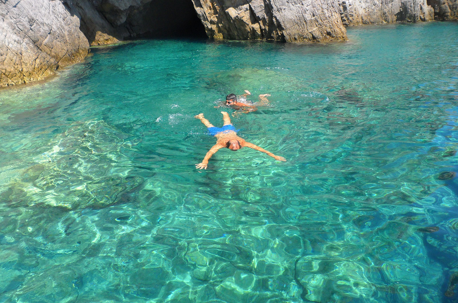 Bagno nelle acque cristalline tra le grotte e i faraglioni di Ponza