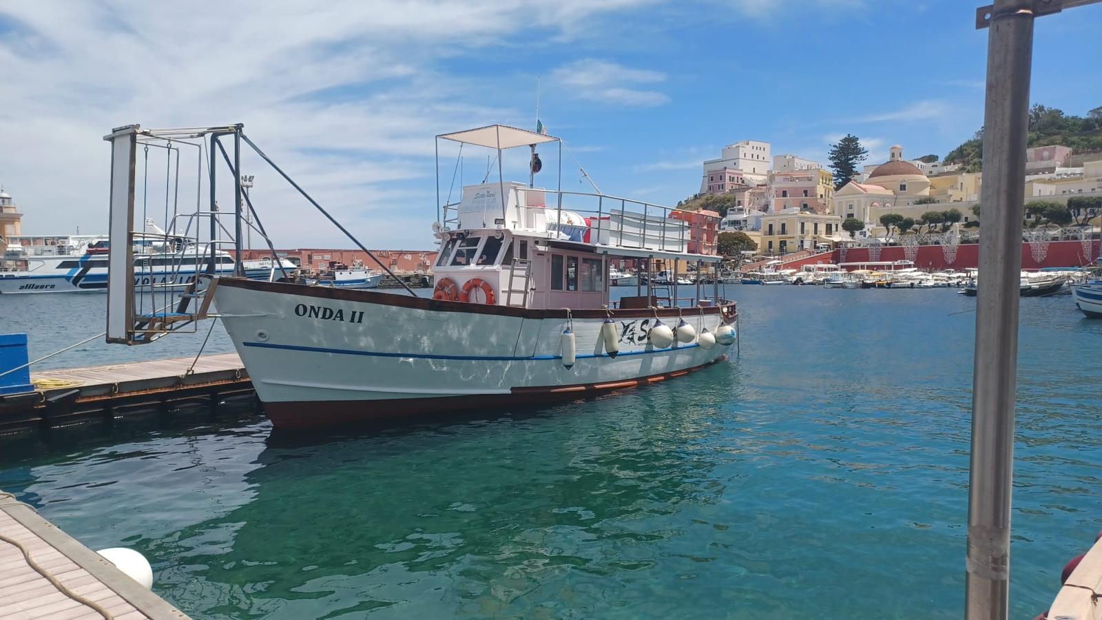 La barca ONDA II ormeggiata al pontile Settemari nel porto di Ponza