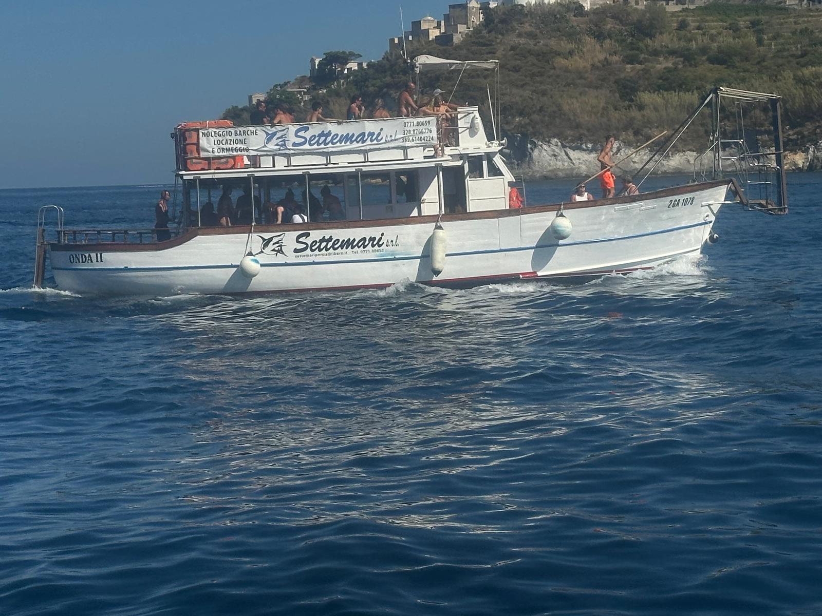 La barca Settemari ONDA II in navigazione con i passeggeri lungo la costa di Ponza